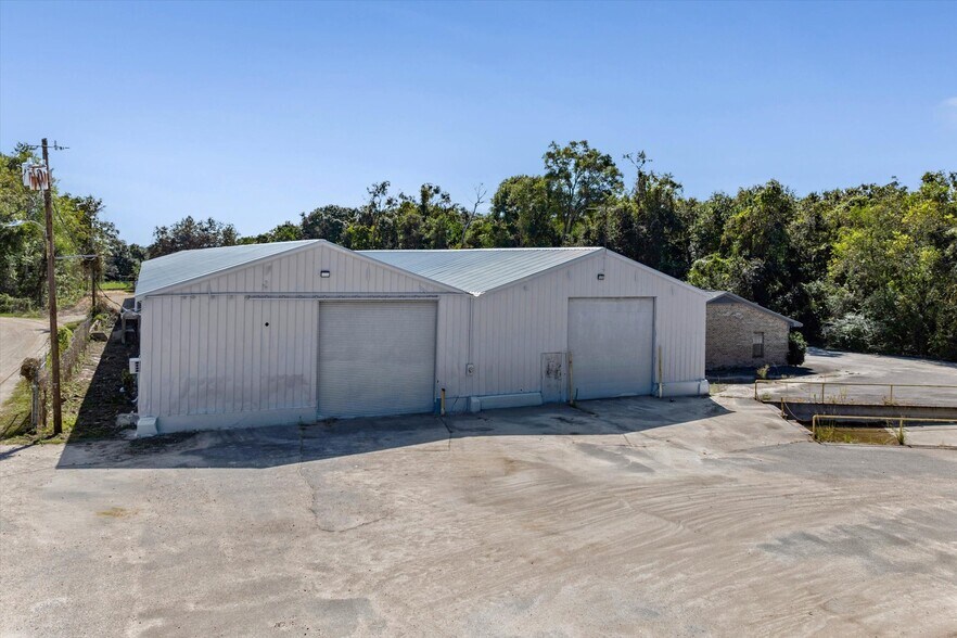 More Photos Of 1701 Navco Rd, Mobile Warehouse For Sale