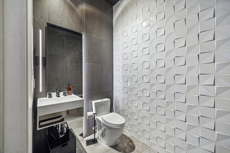 More Photos Of 2226 Richmond Ave, Houston Freestanding For Sale