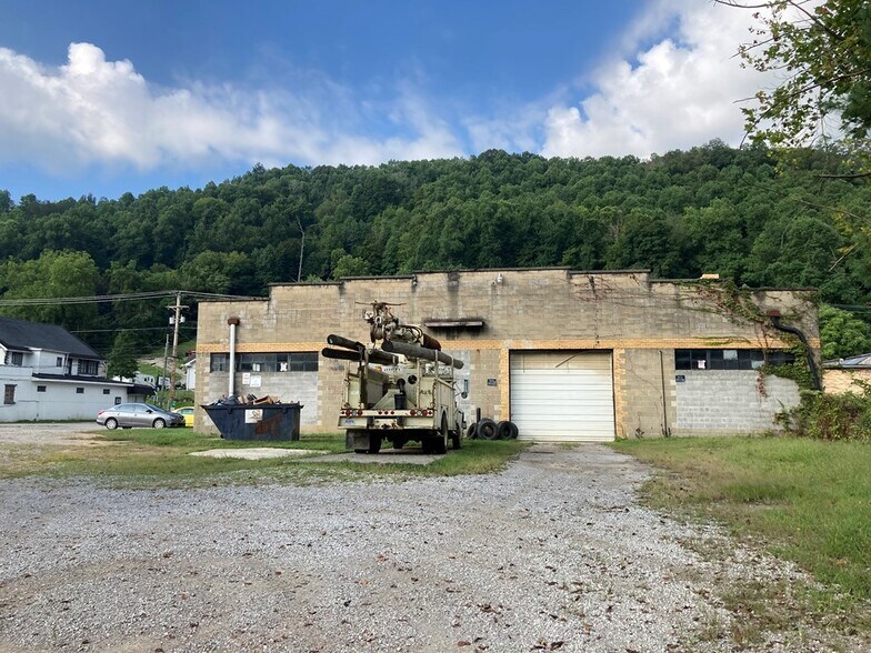 More Photos Of 2841 N Main St, Hazard Light Manufacturing For Sale