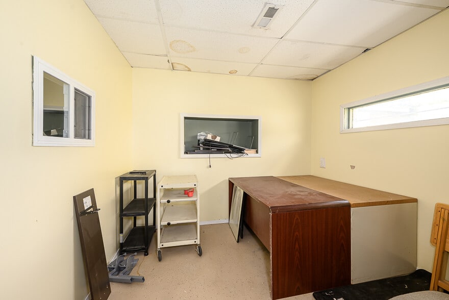 More Photos Of 7164 Kaw Dr, Kansas City Warehouse For Sale