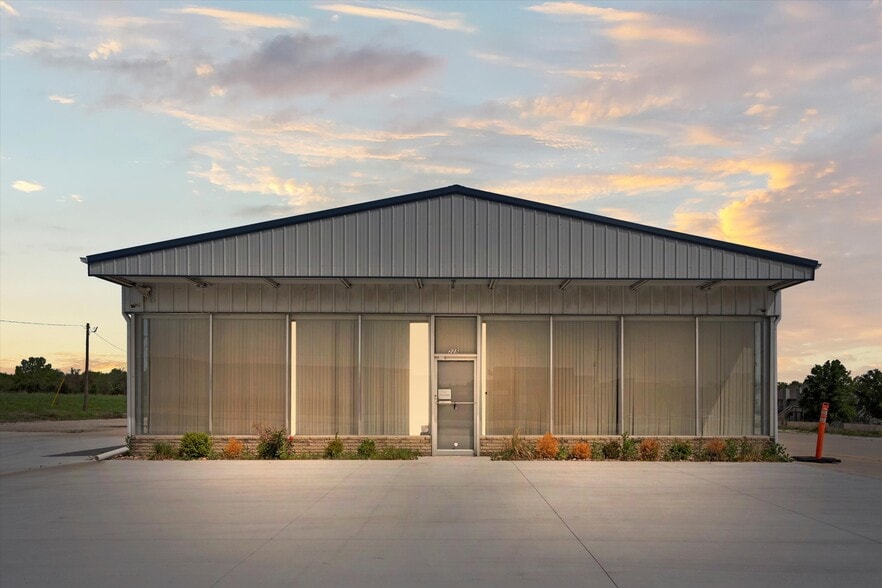 More Photos Of 325 E State Ave, Tonganoxie Auto Dealership For Lease