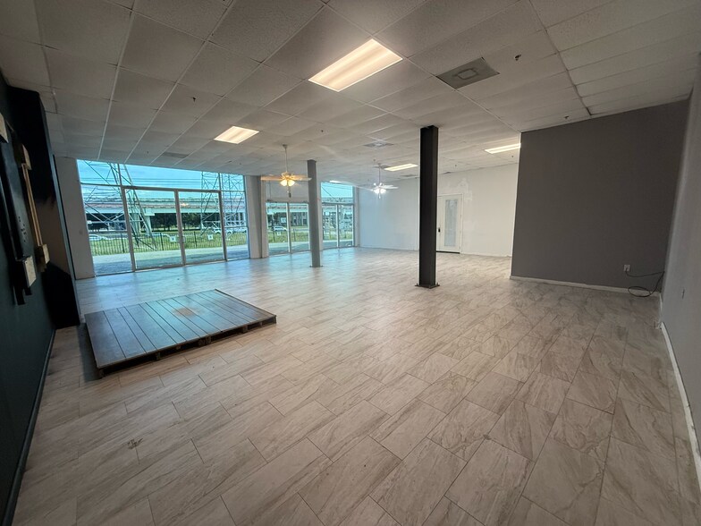 More Photos Of 6140 N Sam Houston Pky W, Houston Office For Lease