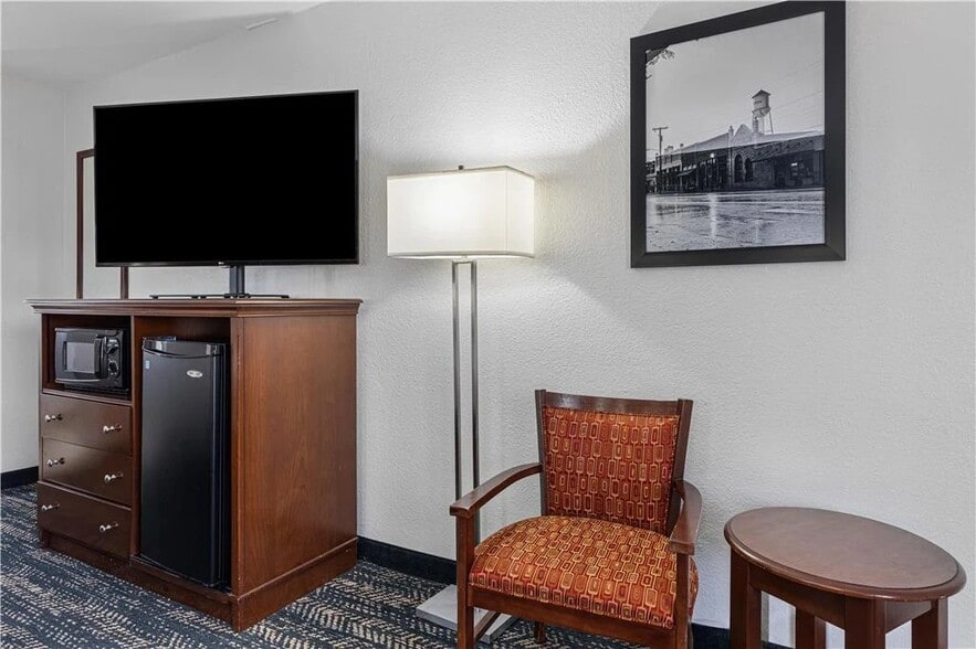 More Photos Of 2251 N Trade Days Blvd, Canton Hotel For Sale