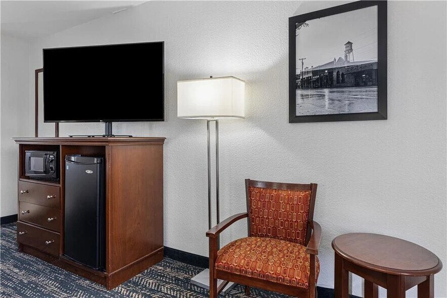 More Photos Of 2251 N Trade Days Blvd, Canton Hotel For Sale