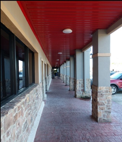 More Photos Of 117-133 W Parkwood Ave, Friendswood Storefront For Lease