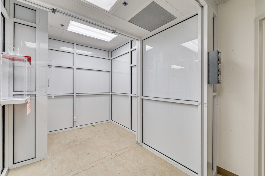 More Photos Of 29 S Chadbourne St, San Angelo Drugstore For Sale