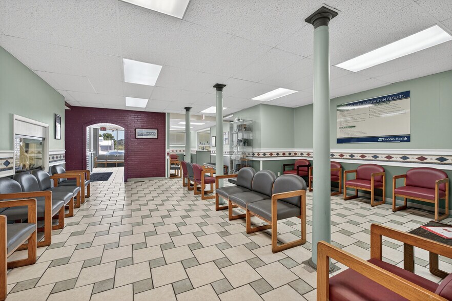 More Photos Of 207 Elk Ave S, Fayetteville Office For Sale