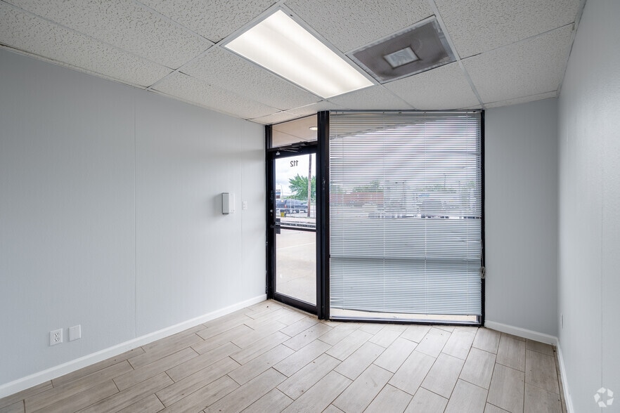 More Photos Of 1110 W Harris Rd, Arlington Warehouse For Lease