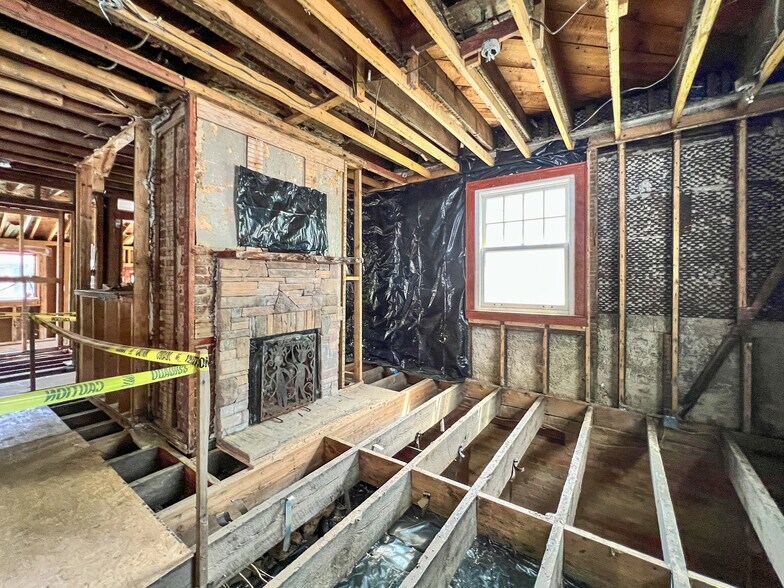 More Photos Of 1 Swan St, Asheville Freestanding For Sale