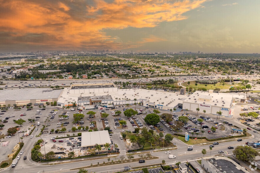 More Photos Of 7795 W Flagler St, Miami General Retail For Lease