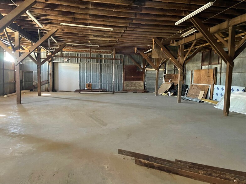 More Photos Of 200-232 W New Braunfels St, Seguin Warehouse For Lease
