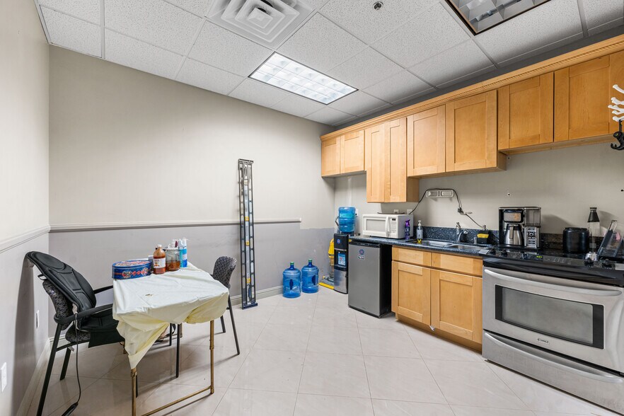 More Photos Of 514 Commerce Ave, Palmdale Medical For Sale