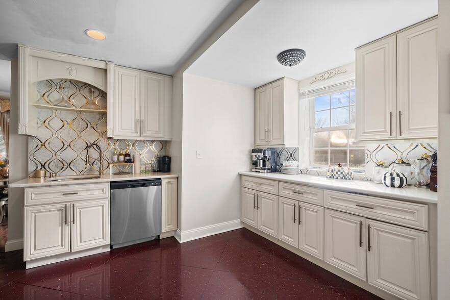 More Photos Of 70 Park Ave, Bay Shore Multifamily For Sale