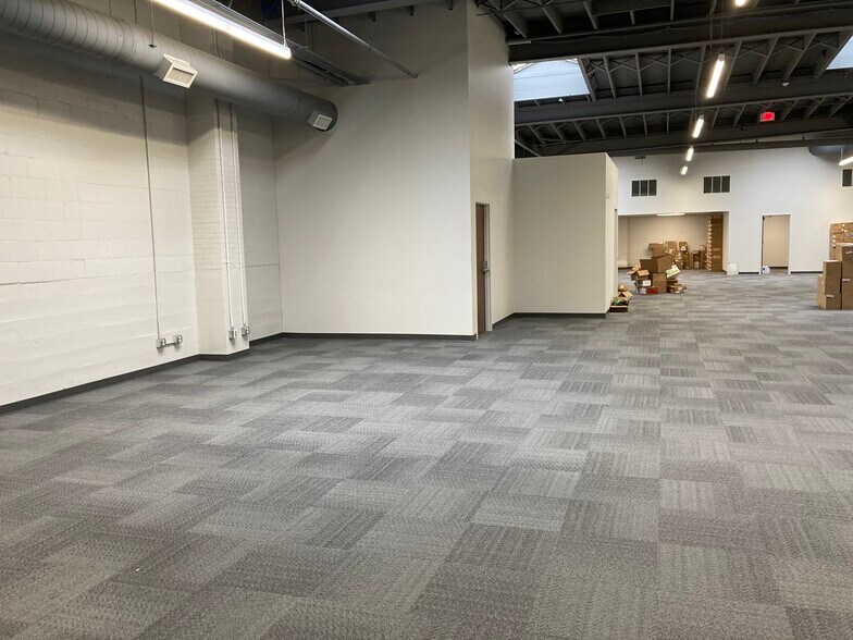 More Photos Of 533 E Walnut St, Green Bay Freestanding For Sale