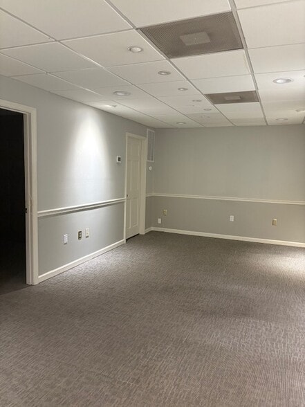 More Photos Of 102 W 7th St, Columbia Showroom For Lease