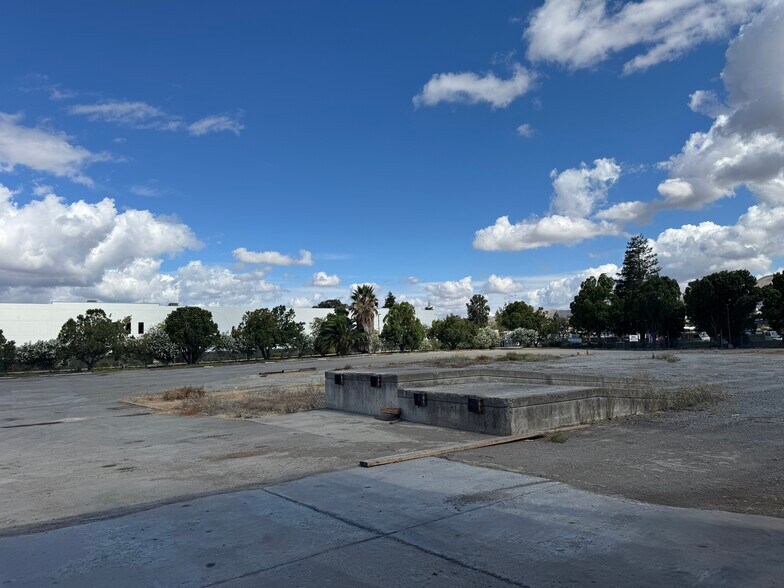 More Photos Of 45051 Industrial Dr, Fremont Warehouse For Lease