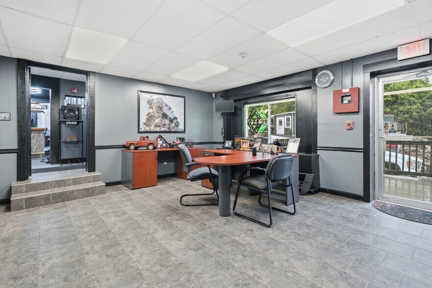 More Photos Of 1097 Eddie Dowling Hwy, North Smithfield Service Station For Sale