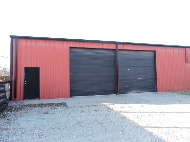 More Photos Of 920 W Mason St, Mabank Manufacturing For Sale