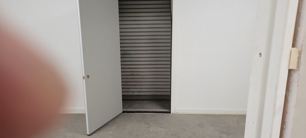 More Photos Of 21410 Hart St, Canoga Park Auto Repair For Lease