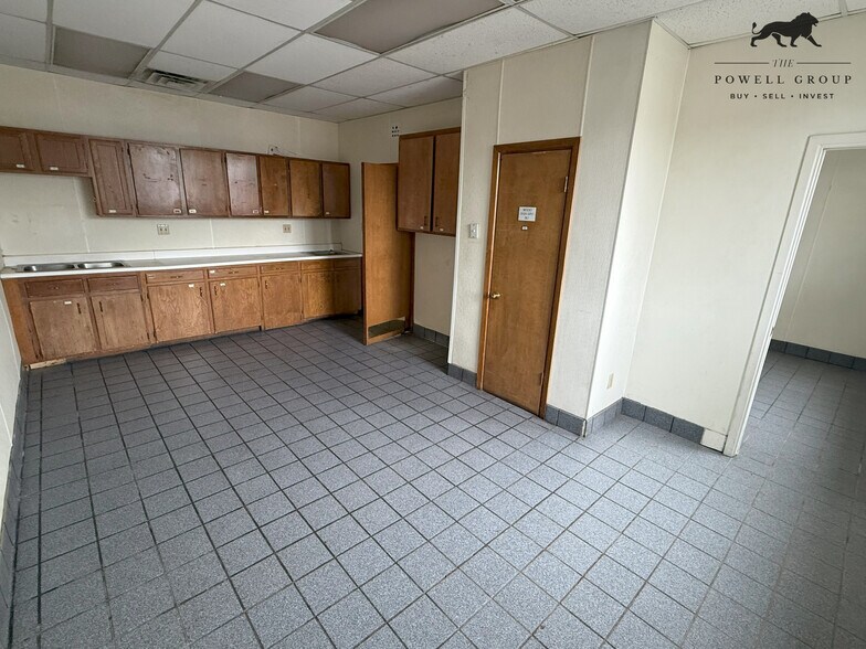 More Photos Of 7902 Slide Rd, Lubbock Veterinarian Kennel For Lease