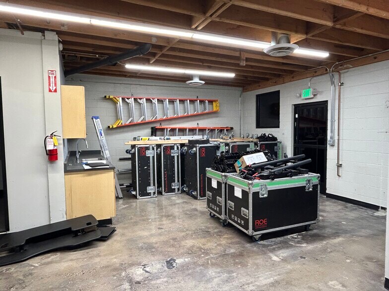 More Photos Of 2807 W Empire Ave, Burbank Flex For Lease