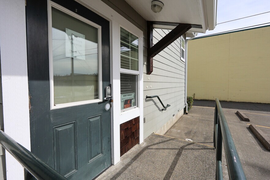 More Photos Of 137 Hall Ave, Coos Bay Office For Sale