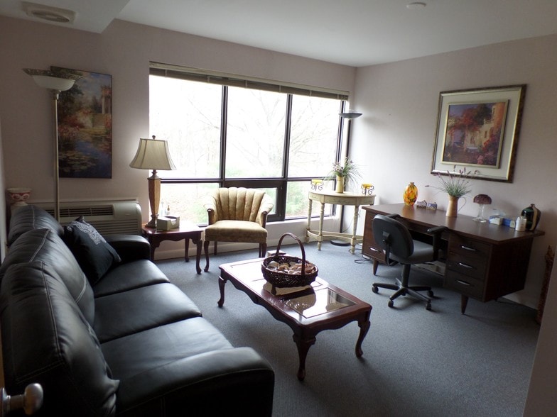 More Photos Of 567 Vauxhall St, Waterford Medical For Sale