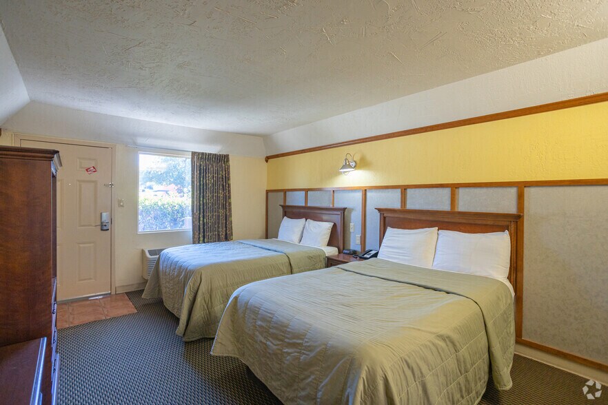 More Photos Of 220 N 2nd St, Canadian Hotel For Sale