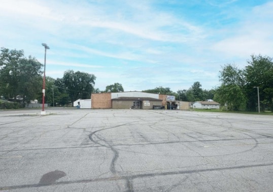 Primary Photo Of 401 N Main St, Elsberry Supermarket For Sale