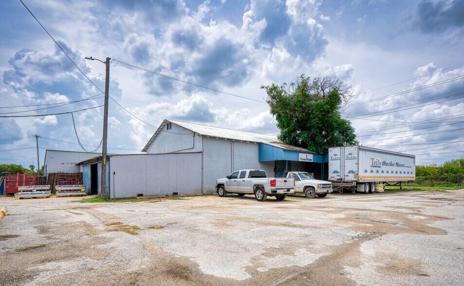 More Photos Of 1402 Hoefgen Ave, San Antonio Warehouse For Sale