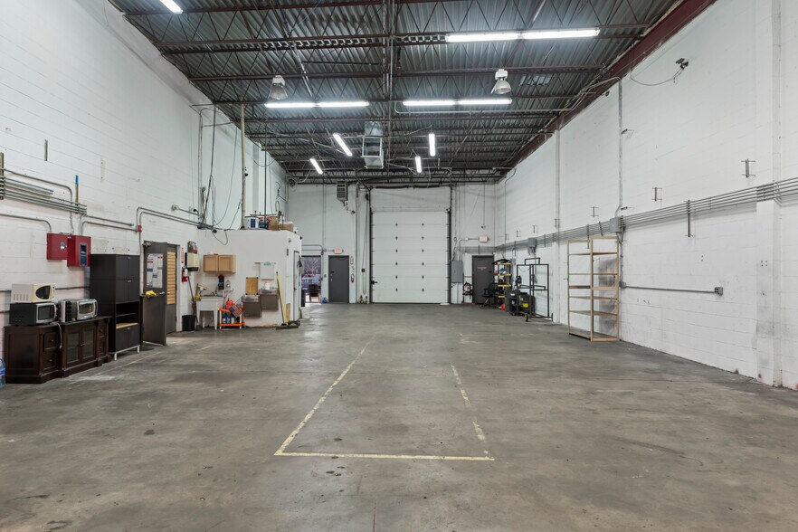 More Photos Of 4215 Walney Rd, Chantilly Light Manufacturing For Lease