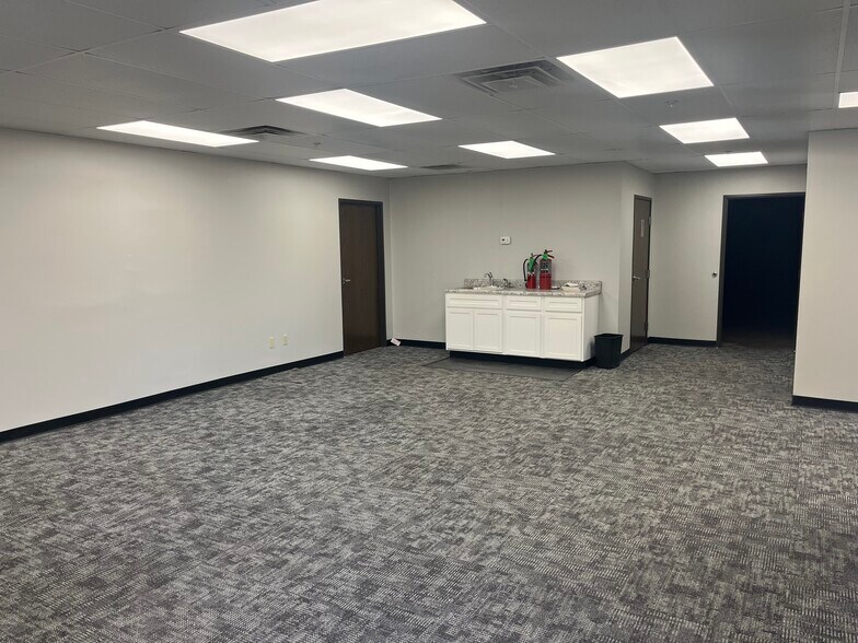 More Photos Of 4220-4232 Charter Ave, Oklahoma City Warehouse For Lease