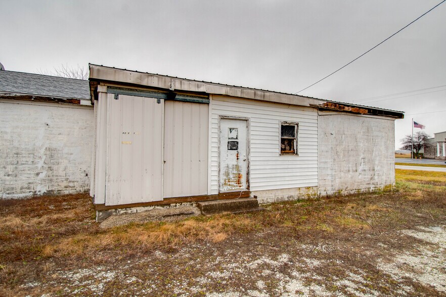 More Photos Of 22987 Cherry Ln, Jerseyville Storefront For Sale