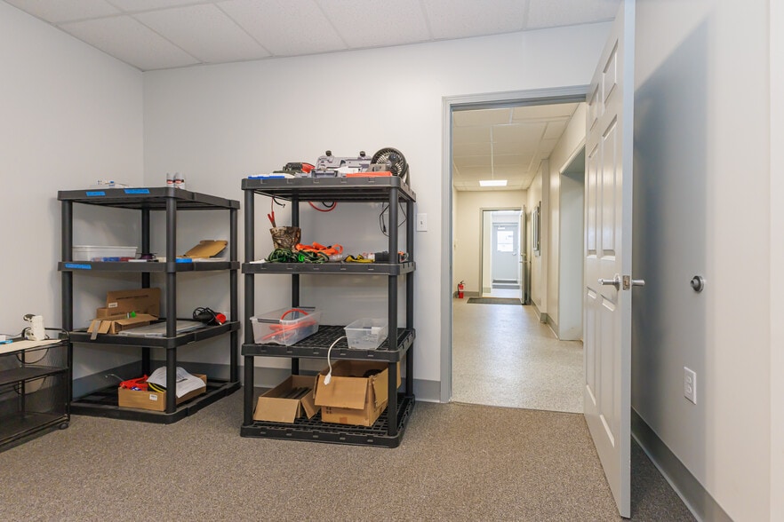 More Photos Of 5513 N Oxford St, Indianapolis Showroom For Lease