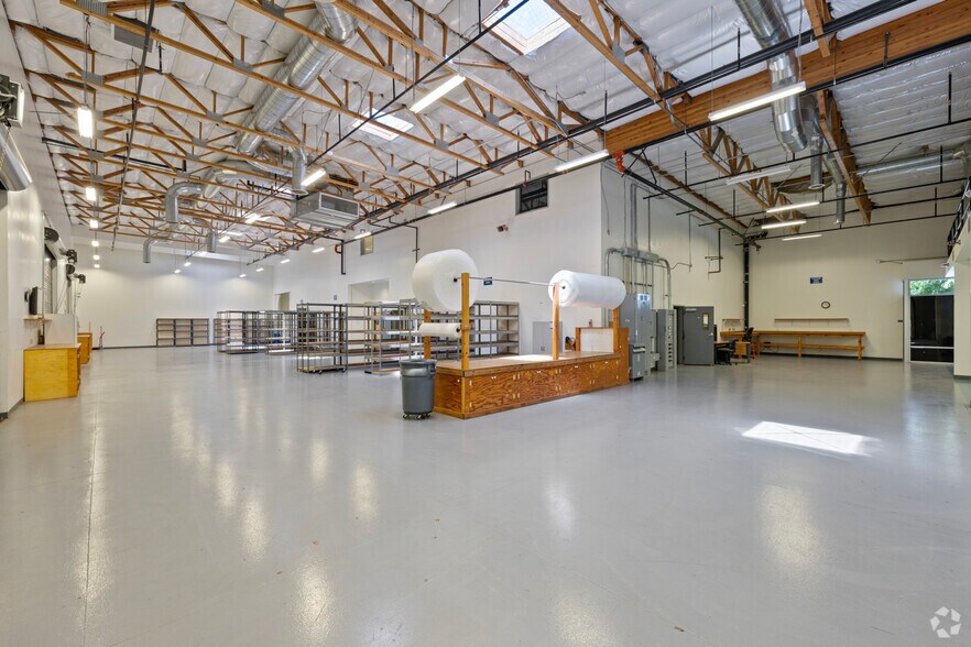 More Photos Of 64 Union Way, Vacaville Light Distribution For Lease