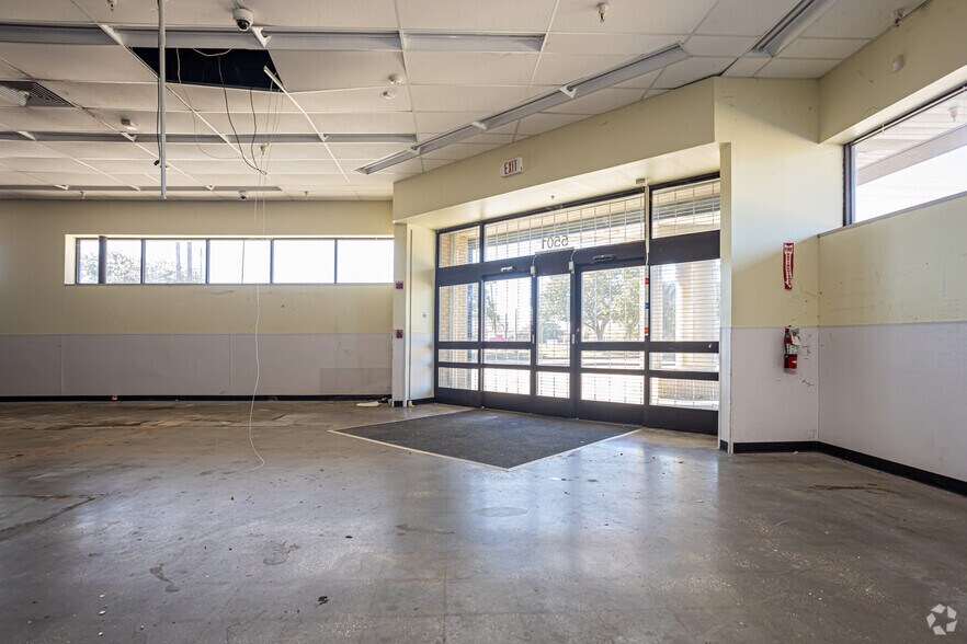 More Photos Of 5501 Crowder Blvd, New Orleans Storefront Retail Office For Lease