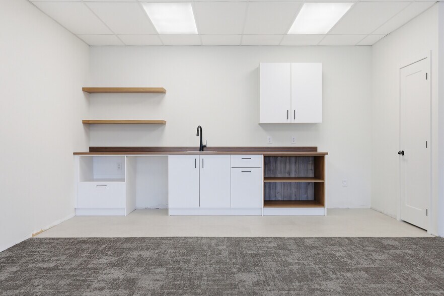 More Photos Of 1015 Boul Lionel-Boulet, Varennes Warehouse For Lease