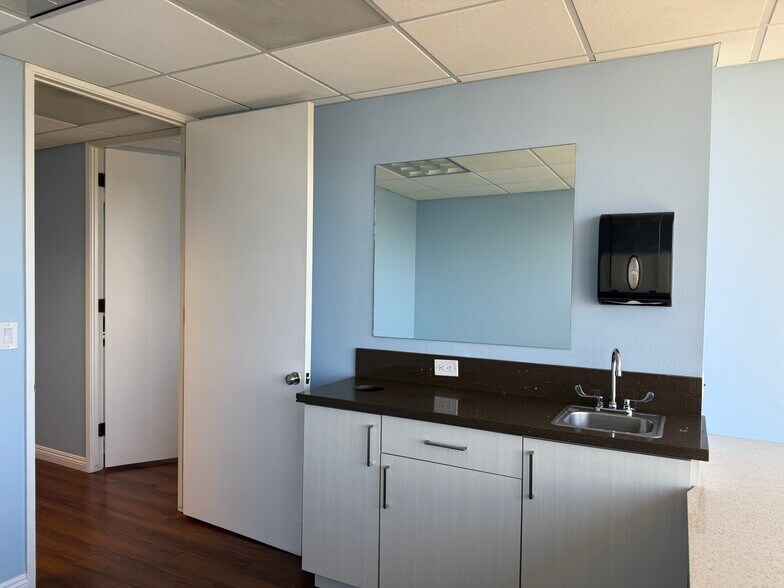 More Photos Of 320 Superior Ave, Newport Beach Medical For Lease