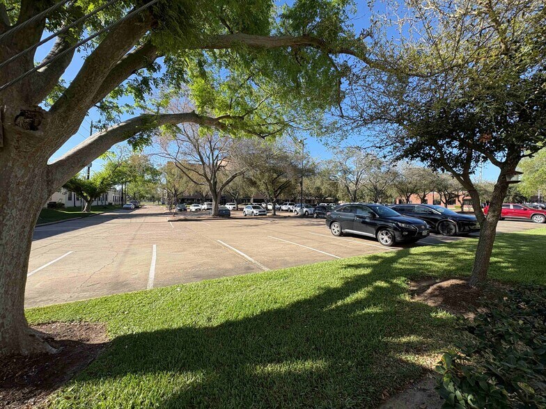 More Photos Of 12440 Emily Ct, Sugar Land Medical For Lease