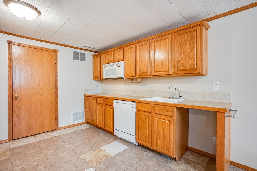 More Photos Of 121 S Water St, Derby Office For Sale