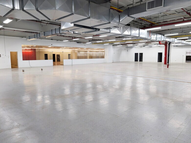 More Photos Of 32-33 47th Ave, Long Island City Warehouse For Lease