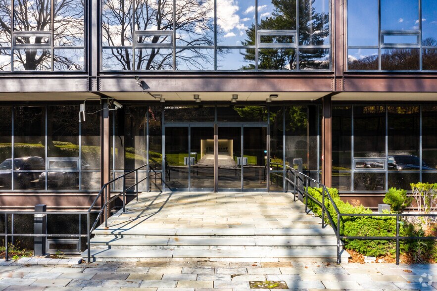 More Photos Of 585 Pleasantville Rd, Briarcliff Manor Village Office For Lease