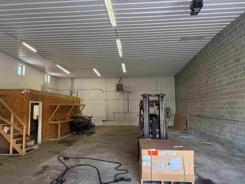 More Photos Of 1313 S Schoolhouse Rd, New Lenox Warehouse For Lease