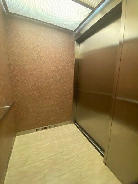 More Photos Of 1105-1129 Saxon Blvd, Orange City Office For Sale