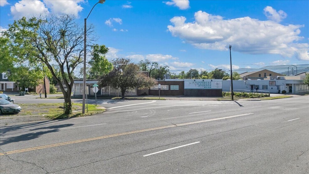 More Photos Of 231 S Colorado St, Salem Freestanding For Sale