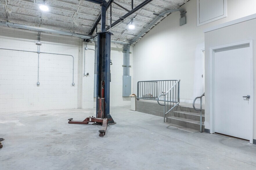 More Photos Of 122 Atando Ave, Charlotte Service For Lease
