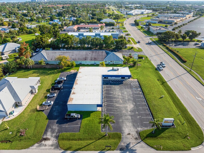 More Photos Of 15630 Mcgregor Blvd, Fort Myers Freestanding For Sale