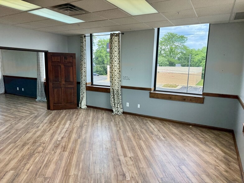 More Photos Of 641 Lincoln Way W, Massillon Showroom For Lease