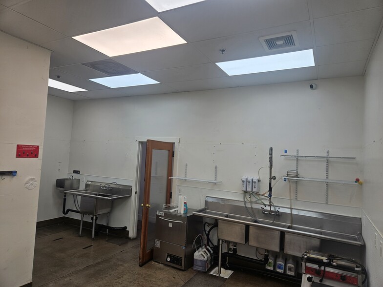 More Photos Of 400-490 Lincoln Blvd, Lincoln Unknown For Lease