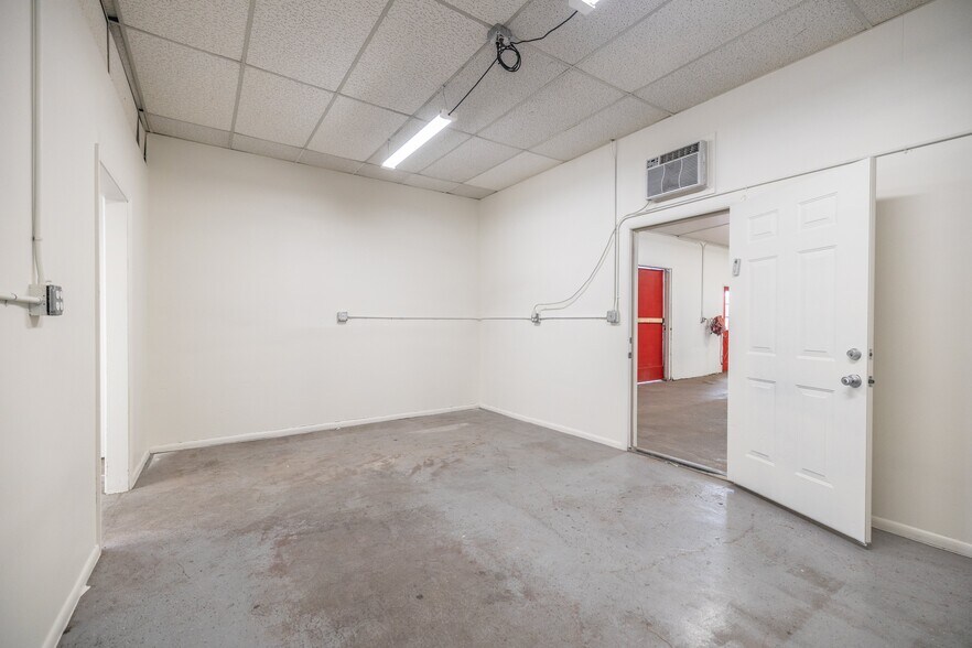 More Photos Of 2423 W Campbell Ave, Phoenix Warehouse For Lease